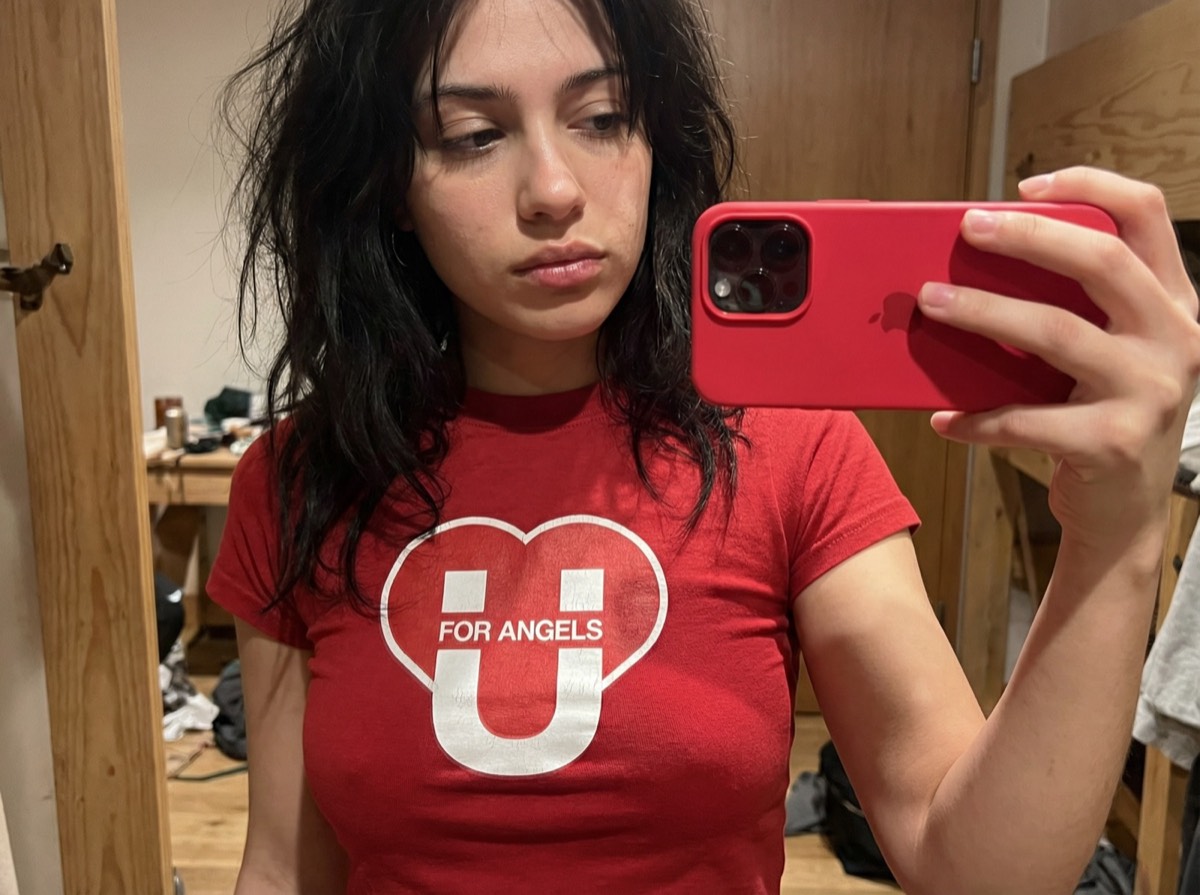 Девушка в футболке Uniform for Angels